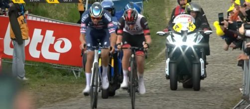 Tadej Pogačar e Mathieu Van der Poel sul muro del Paterberg al Giro delle Fiandre.