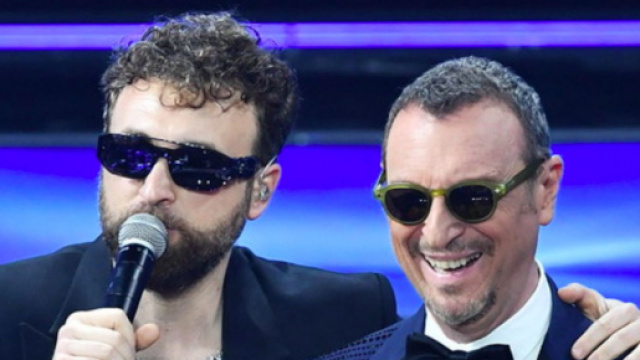 Dargen D'Amico sul palco di Sanremo con Amadeus