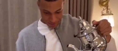 Achraf Hakimi invite Kylian Mbappé à dîner, il sert le thé à la marocaine (capture YouTube)