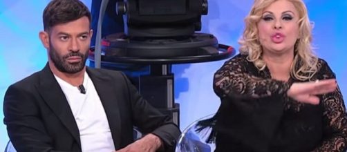 Gianni Sperti contro la collega Cipollari a U&D: 'Sei nemica delle donne'.