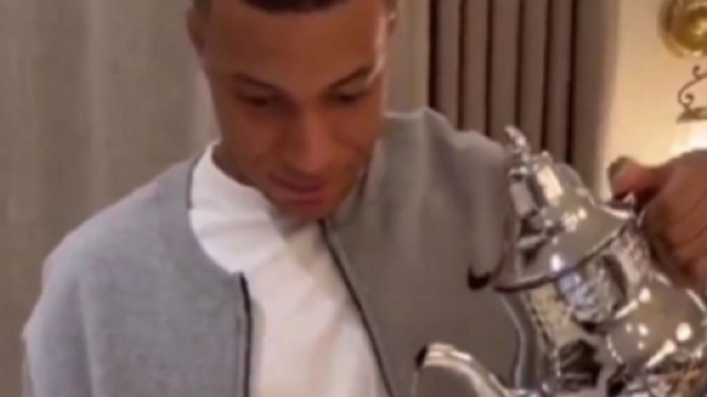 Achraf Hakimi invite Kylian Mbappé à dîner, il sert le thé à la marocaine (capture YouTube)