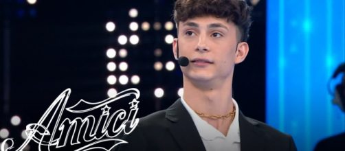 Amici 21: Nunzio 're' dei daytime con tutorial, guanti di sfida, consigli e scherzi subiti.