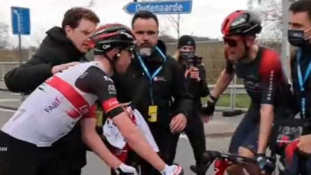 Il diverbio tra Tadej Pogacar e Dylan Van Baarle all'arrivo del Giro delle Fiandre.