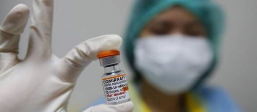 La vaccinazione con quarta dose per gli ultraottantenni potrebbe partire già nei prossimi giorni