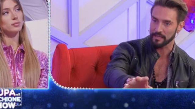 Soleil Sorge punge Alex Belli in un fuori onda de Le Iene: 'Non ne posso pi&ugrave; di questo'.