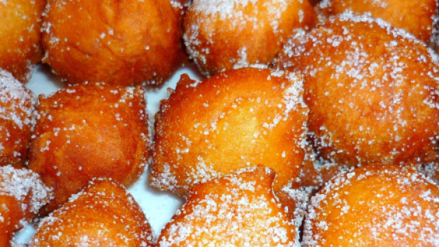 Beignets con caramello, un dolce francese buonissimo.