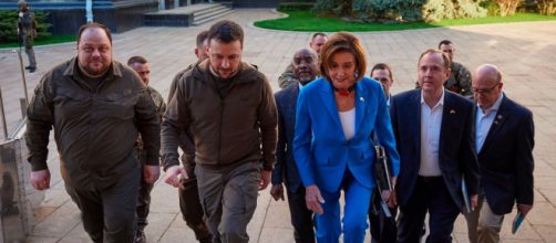 Nancy Pelosi ha elogiado a Zelenski durante su visita a Ucrania (Twitter/@SpeakerPelosi)