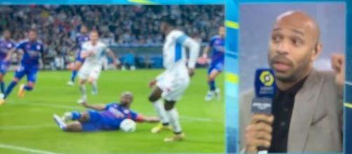 Thierry Henry en forme au moment de parler d'un potentiel penalty oublié pour l'OM contre Lyon. (crédit capture Prime Video)