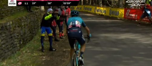 Vincenzo Nibali in difficoltà nella tappa dell'Etna del Giro d'Italia.