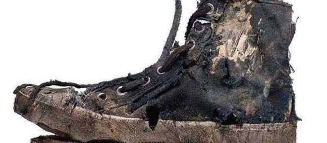 Las polémicas zapatillas 'destrozadas' que valen 1.450 euros: 'Colgando de los cables'