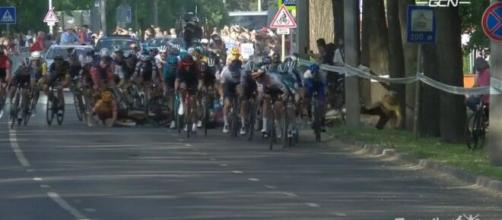 La caduta avvenuta nella seconda tappa del Giro di Ungheria.