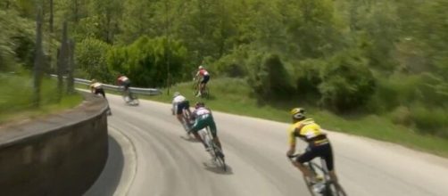 Giro d'Italia, l'uscita di strada di Davide Villella.