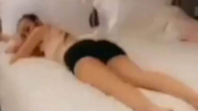 Le Dr Azoulay accusé d'avoir injecté de l'acide hyaluronique dans les fesses de Luna sur le canapé de Maeva Ghennam à Dubaï, la preuve en vidéo.