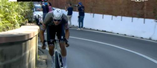 Mathieu Van der Poel all'attacco nella tappa di Napoli del Giro d'Italia.