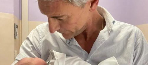 Roberto Farnesi papà: 'Mia è l'unico vero amore della mia vita'.