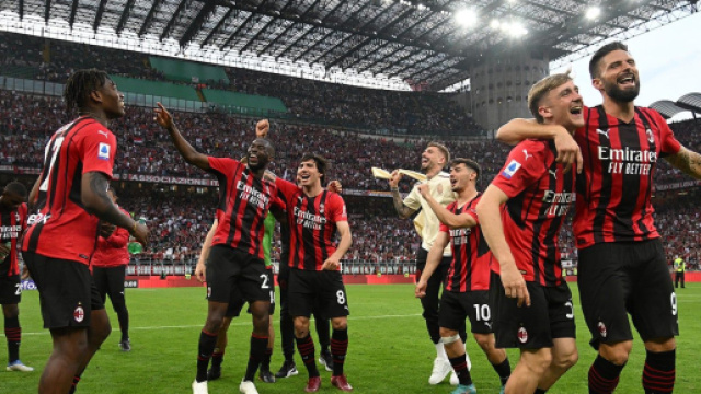 Il Milan festeggia la vittoria contro l'Atalanta