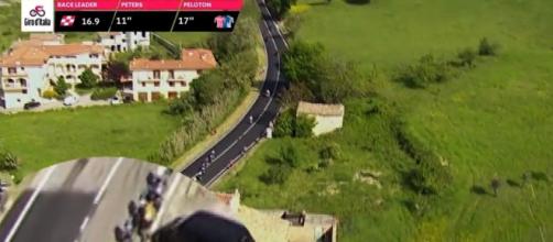 Giro d'Italia, Juan Pedro López scaglia una borraccia contro Sam Oomen.