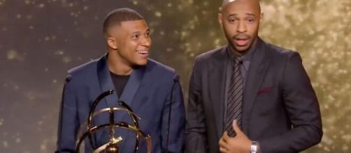 Kylian Mbappé et Thierry Henry à la cérémonie des Trophées UNFP. (crédit Twitter L'Equipe)