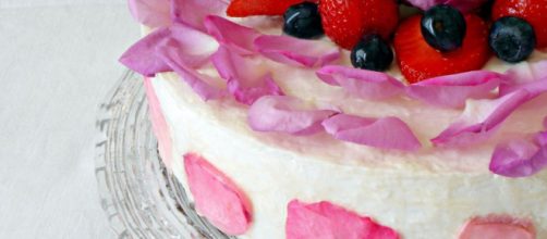 Torta di meringa e petali di rosa, un dolce fresco e buona.