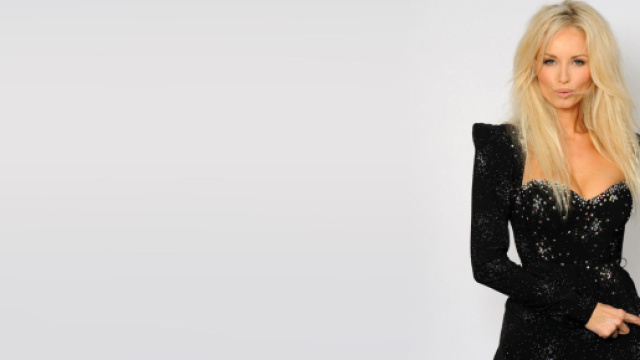 La ex top model Adriana Sklenarikova con i suoi gioielli ha illuminato il festival di Cannes