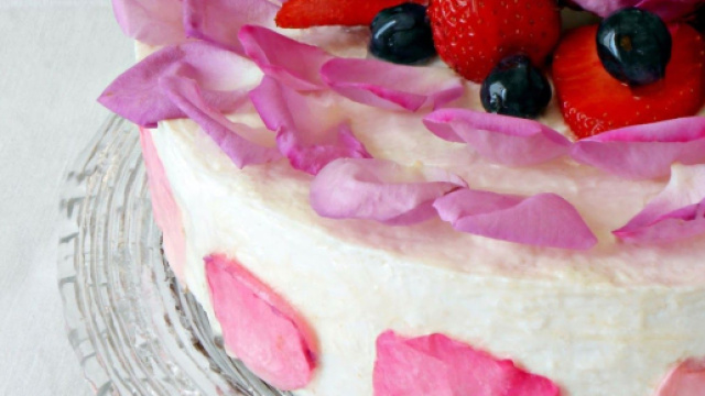 Torta di meringa e petali di rosa, un dolce fresco e buona.