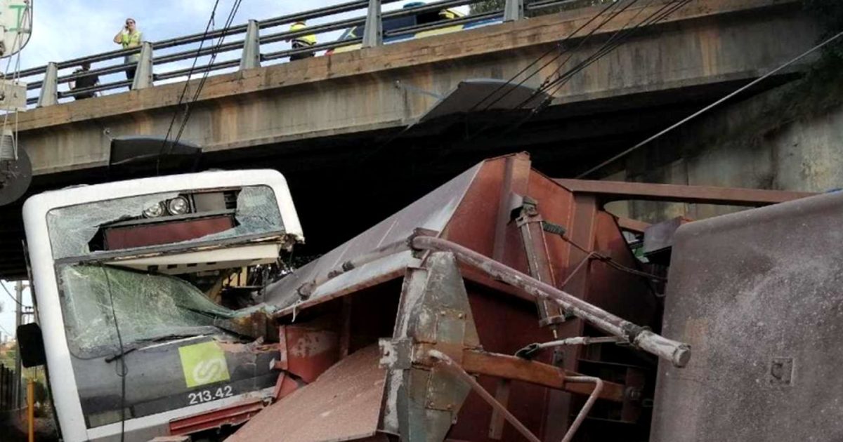 Un muerto y 86 heridos tras un choque de trenes en Sant Boi, Barcelona
