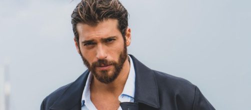 Can Yaman rompe il silenzio sui social.