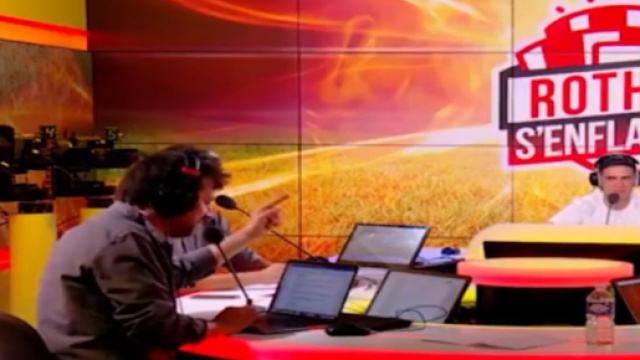 Julien Cazarre et sa nouvelle parodie régalent sur le plateau. Source : Capture Twitter