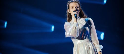 La griega Amanda Tenjford en el escenario del PalaOlimpico de Turín (@eurovision)