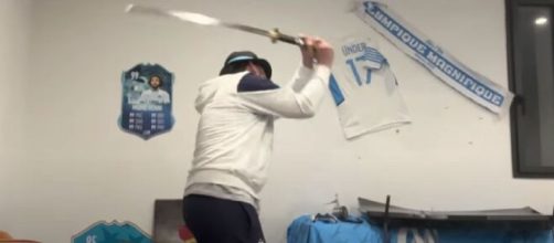OM - OL : Mohamed Henni sort le sabre et fracasse l'arbitre et Dimitri Payet (capture YouTube)