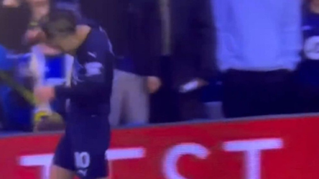 La r&eacute;action de Jack Grealish apr&egrave;s avoir re&ccedil;u des projectiles fait parler (capture YouTube)