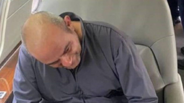 L'uomo appare dimagrito rispetto alle foto scattate il giorno dell'arresto.