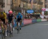 I fuggitivi ripresi nel finale della tappa di Cuneo del Giro d'Italia.