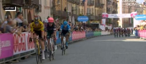 I fuggitivi ripresi nel finale della tappa di Cuneo del Giro d'Italia.