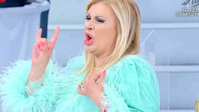 Uomini e Donne, Tina Cipollari umilia Fabi Nova: 'Un povero illuso'.
