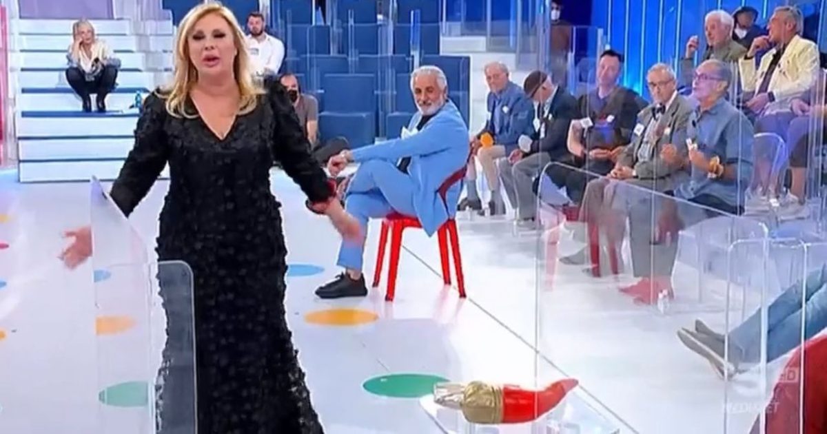 Uomini e donne, quando termina la programmazione l'ultima puntata slitta al 1° giugno Uomini e donne, quando termina la programmazione l'ultima puntata slitta al 1° giugno