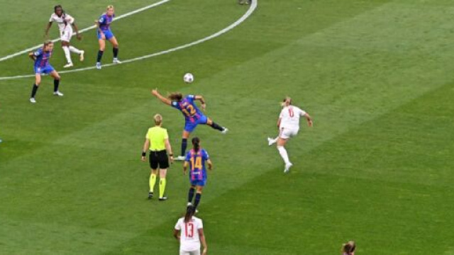 Le but splendide d'Amandine Henry en finale de C1 à plus de 25 mètres fait le buzz (capture YouTube)