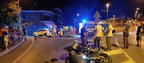 Lecco, incidente in moto: morti motociclista 54enne e 19enne che si trovava a bordo strada.
