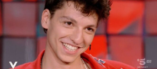 Verissimo, Luigi manda un messaggio ai Caroligi: 'Un rapporto continuerà ad esserci'.