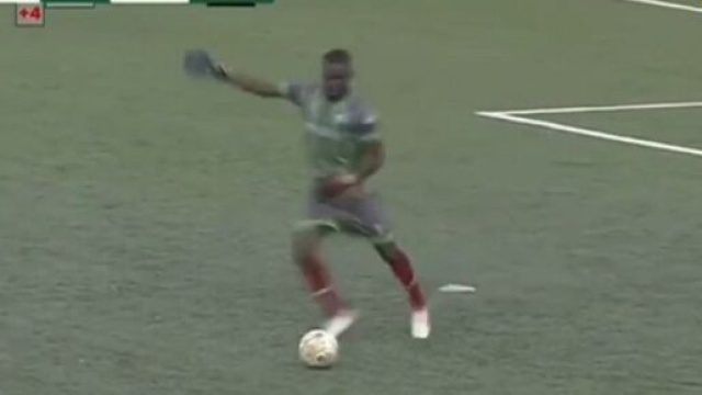 L'énorme boulette d'un gardien au Burkina offre le titre à son adversaire, la vidéo fait parler (capture YouTube)