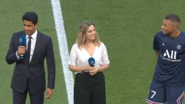Mbappé a lâché un petit sourire au moment de l'annonce de sa prolongation. (crédit capture Prime Video)