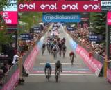 L'arrivo di Carapaz e Almeida nella tappa di Cogne del Giro d'Italia.