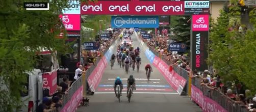 L'arrivo di Carapaz e Almeida nella tappa di Cogne del Giro d'Italia.