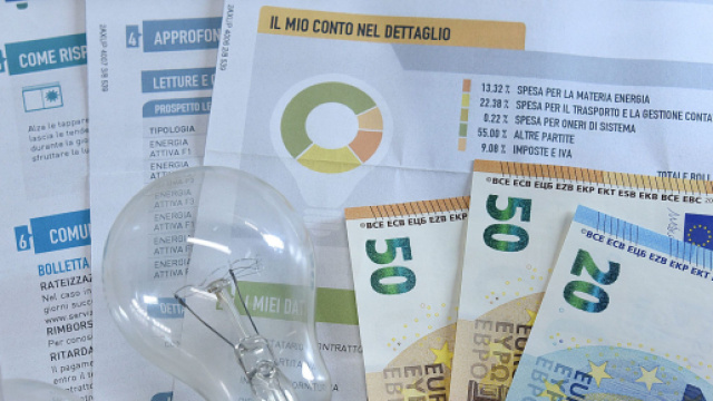 Bonus 300 euro, sconti benzina e incentivi 6.000€ fotovoltaico tra i ristori delle Regioni.