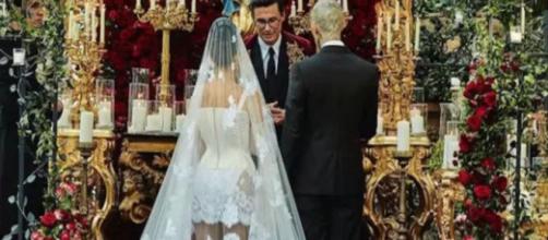 El imponente velo del vestido de novia de Kourtney Kardashian (Instagram/Kourtney Kardashian)