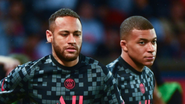 La relation entre Neymar et Mbappé ne serait plus aussi bonne qu'avant selon L'Equipe. (crédit Twitter)