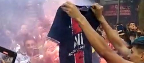 Des fans du Real mettent le feu au maillot d'Mbappé dans les rues de Paris (capture Youtube)
