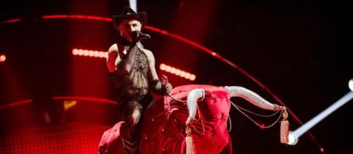 El artista a lomos de un toro en los ensayos de Eurovisión (Twitter/@eurovision.tv)