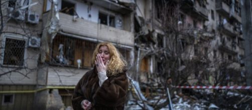 Centinaia di persone evacuate dall'acciaieria Azovstal dopo l'attacco russo.