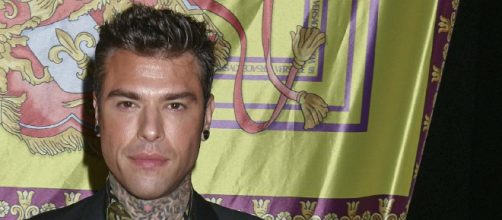 Fedez ha incontrato Gigi Hadid al Met Gala 2022: la top model ha abbracciato il rapper.